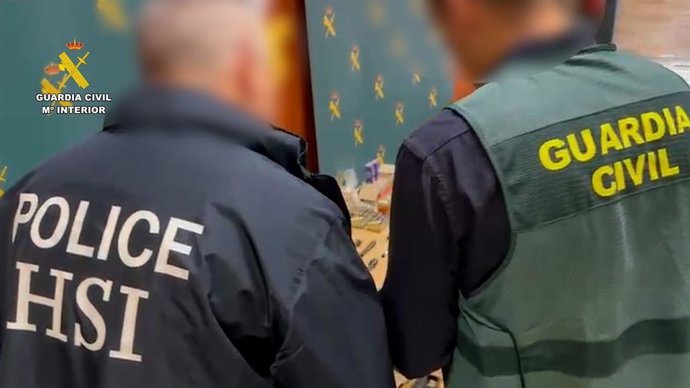 Agentes da agência federal norte-americana Homeland Security Investigations (HSI) e da Guarda Civil durante a apreensão de diversas armas de fogo