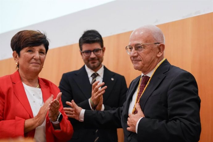 El secretario general, Gabriel Lozano, y la exdecana, Carmen Robles, aplauden a Osuna tras su toma de posesión
