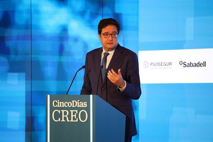 El ministro para la Transformación Digital, Óscar López, durante la tercera edición del Foro CREO, en el Hotel Westin Palace de Madrid, a 14 de octubre de 2026, en Madrid (España). El foro, que ha sido organizado por el diario Cinco Días, se celebra los d