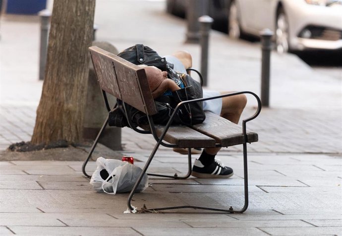Imagen de archivo de una persona durmiendo en la calle.