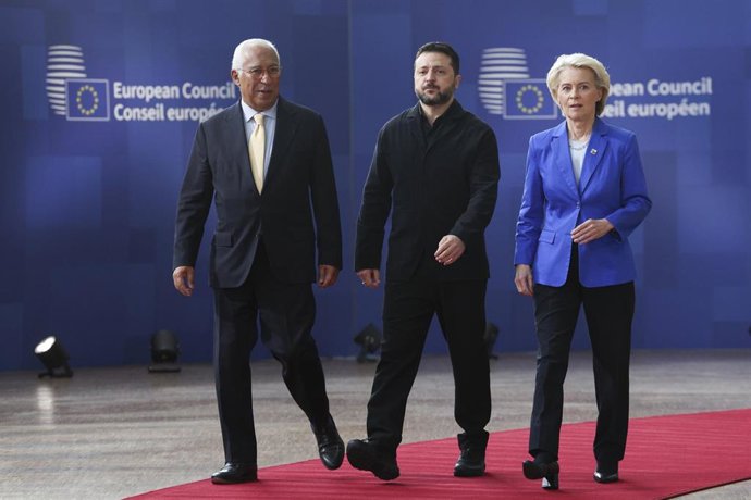 El presidente de Ucrania, Volodimir Zelenski, con la presidenta de la Comisión Europea, Ursula von der Leyen, y el presidente del Consejo Europeo, António Costa.