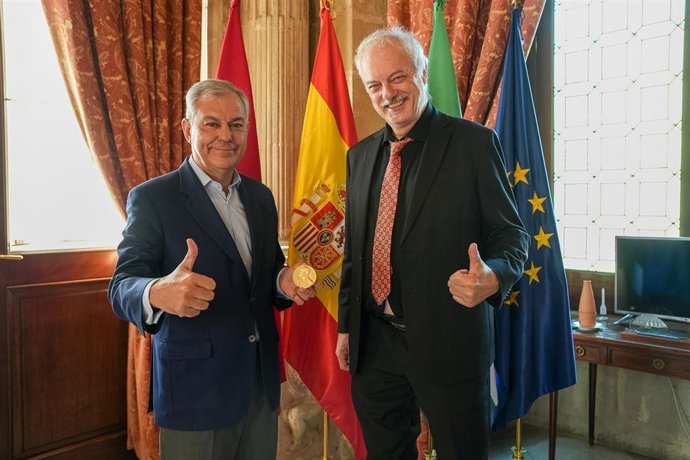 Sanz recibe al Premio Nobel de Química Morten Meldal en la Casa Consistorial
