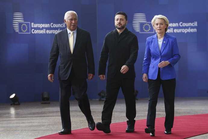 O presidente da Ucrânia, Volodimir Zelenski, com a presidente da Comissão Europeia, Ursula von der Leyen, e o presidente do Conselho Europeu, António Costa.