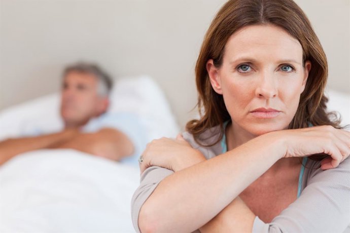 Archivo - Pareja en la cama, mujer en primer plano. Menopausia