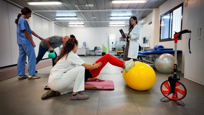 Neurofisioterapeutas y neuróloga trabajan el ejercicio físico con pacientes