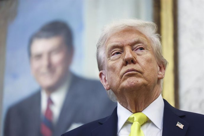 Archivo - October 15, 2025, Washington, District Of Columbia, USA: United States President Donald J Trump listens as Kash Patel, Director, Federal Bureau of Investigation (FBI) delivers remarks during a press conference in the Oval Office of the White Hou