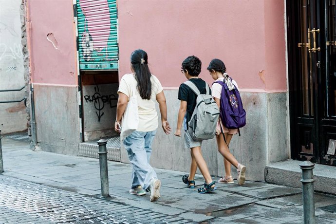 Archivo - Imagen de recurso de varios alumnos a la llegada al colegio.