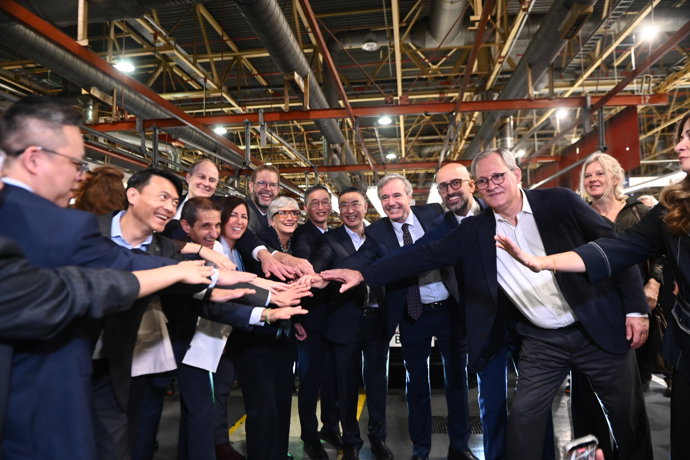 Foto de familia durante el acto de inicio oficial de la producción del Leapmotor B10 en la planta de Stellantis, a 16 de octubre de 2026, en Figueruelas, Zaragoza, Aragón (España).