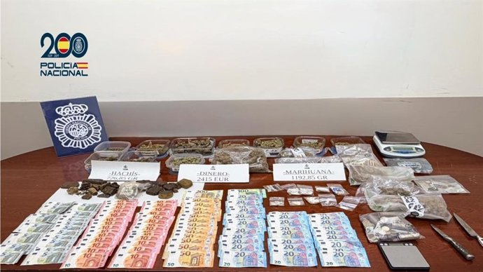 Un total de 1.190 gramos de marihuana, alrededor de 700 gramos de hachís listos para su distribución y 2.400 euros en billetes de diverso valor, intervenidos por la Policía Nacional tras desmantelar un punto de venta en Tetuán, Madrid