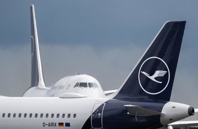 Archivo - FILED - 07 May 2026, Hesse, Frankfurt/Main: FILE PHOTO - Lufthansa aircraft are parked at Frankfurt Airport. Photo: Boris Roessler/dpa