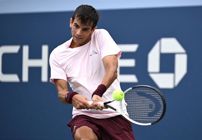 Archivo - El tenista español Rafa Jódar golpea una bola durante un torneo