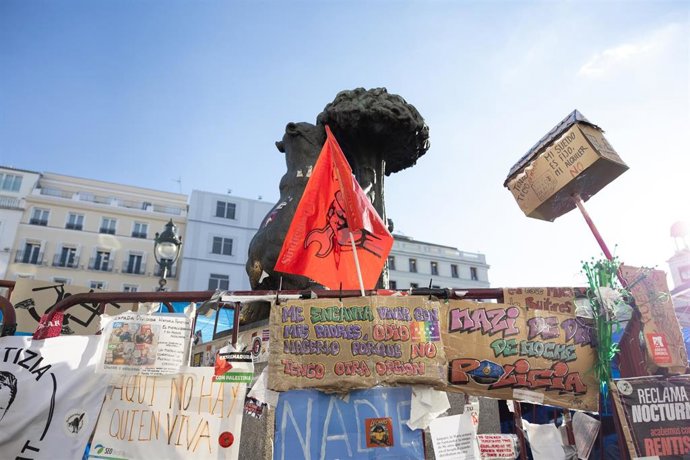 Acampada por la vivienda, en la Puerta del Sol, a 15 de octubre de 2026, en Madrid (España). La Policía Municipal ha impuesto ya unas 180 sanciones en el entorno de la acampada de la Puerta del Sol, concretamente unas 76 por consumo de alcohol o de drogas