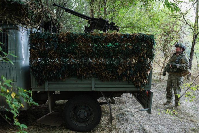 RÚSSIA, REGIÃO DE KHERSON – 17 DE SETEMBRO DE 2026: Um militar do 18º Exército de Armas Combinadas, do Grupo de Forças do Dnepr, mobiliza uma equipe de artilharia para proteger as estradas durante uma missão de combate na zona da operação militar especial