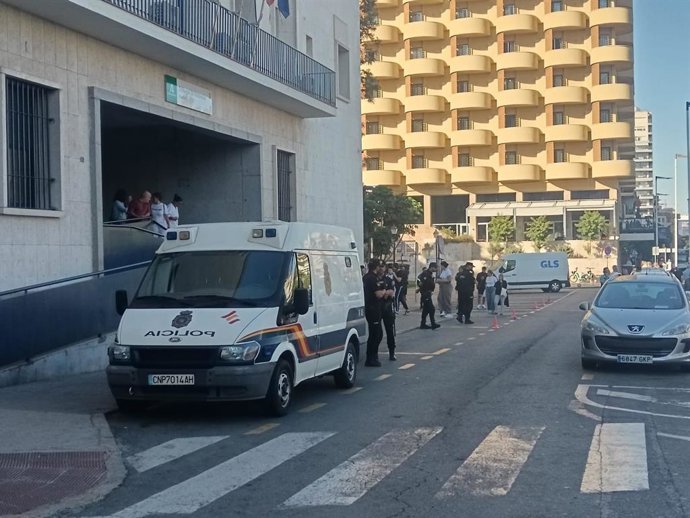 Ambiente en el exterior de la Audiencia Provincial de Huelva durante la jornada de conformación del jurado del juicio por el asesinato de un hombre en El Torrejón en 2024.