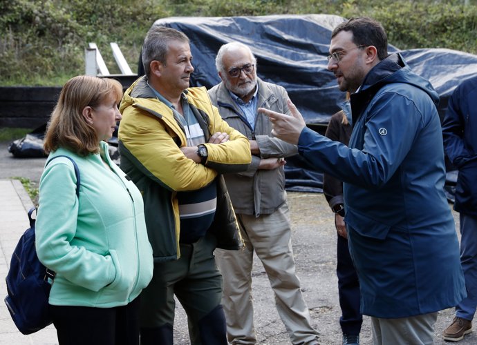 El presidente del Principado de Asturias, Adrián Barbón, ha visitado hoy Cabrales con motivo del 25º aniversario de la entrada en servicio del funicular de Bulnes