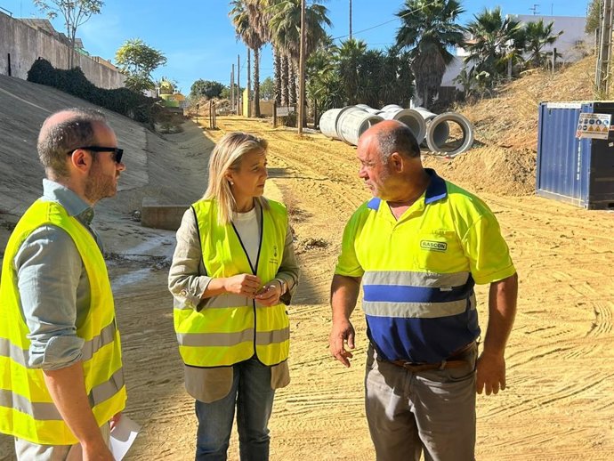 La alcaldesa comprueba las obras de prolongación del colector en la barriada La Nocla