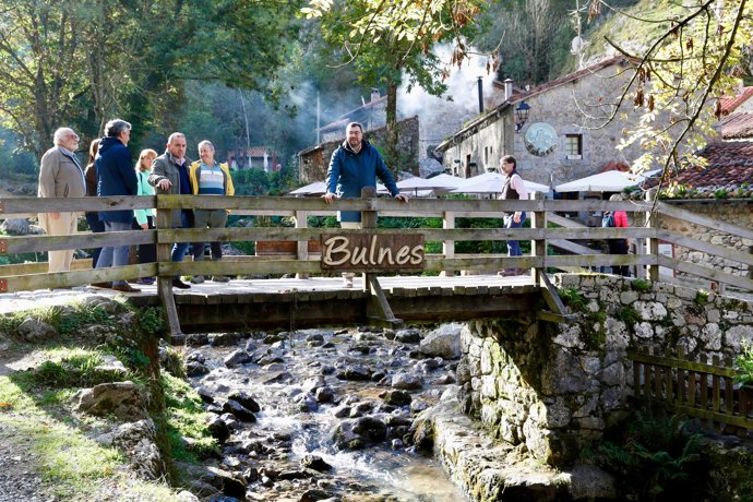 El presidente del Principado de Asturias, Adrián Barbón, ha visitado hoy Cabrales con motivo del 25º aniversario de la entrada en servicio del funicular de Bulnes