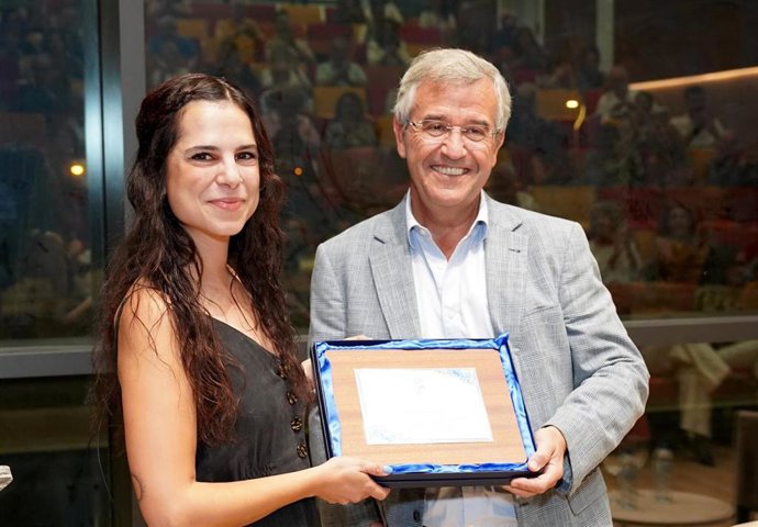 Helena Mariño, VI Premio Internacional de Poesía ‘Ciudad de Estepona’, y el alcalde de Estepona, José María García Urbano