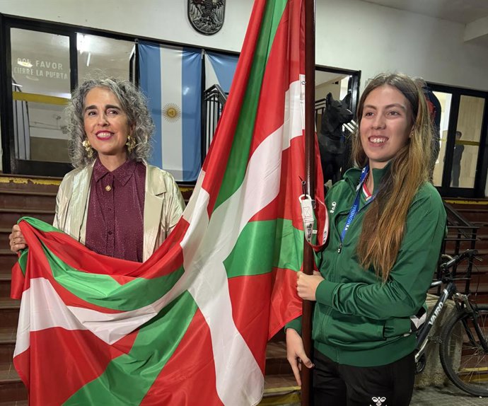 La vicelehendakari, Ibone Bengoetxea, arropa a la Selección de Euskadi en la inauguración del Mundial de Pelota en Argentina