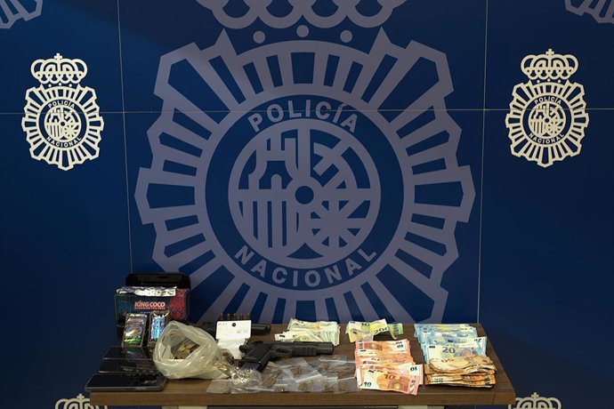 Se localizaron 3.200 euros en efectivo y diversas cantidades de droga, entre ella 50 gramos de hachís preaprado para su venta directa e individualizada en 16 bolsitas, y 250 gramos en barras o lingotes.