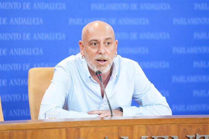 El portavoz adjunto del Grupo Parlamentario Por Andalucía, Ernesto Alba, durante la ronda de ruedas de prensa de portavoces de los grupos parlamentarios en el Parlamento de Andalucía. (Foto de archivo).