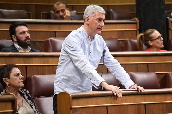 Archivo - El diputado de EH Bildu Oskar Matute interviene durante una sesión de control al Gobierno, en el Congreso de los Diputados