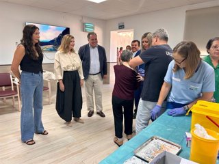 Visita de la consejera de Servicios Sociales, Familias e Igualdad, Loles López, a la residencia Virgen de los Clarines de en Beas (Huelva).