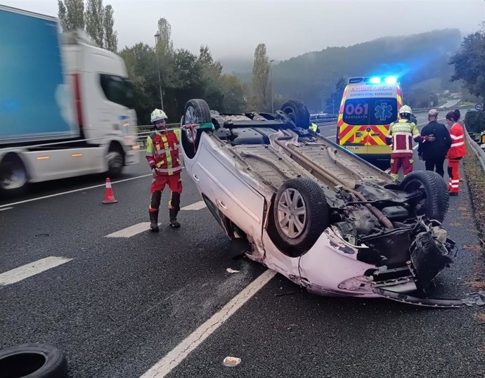 Vuelco de un coche en la A-8.