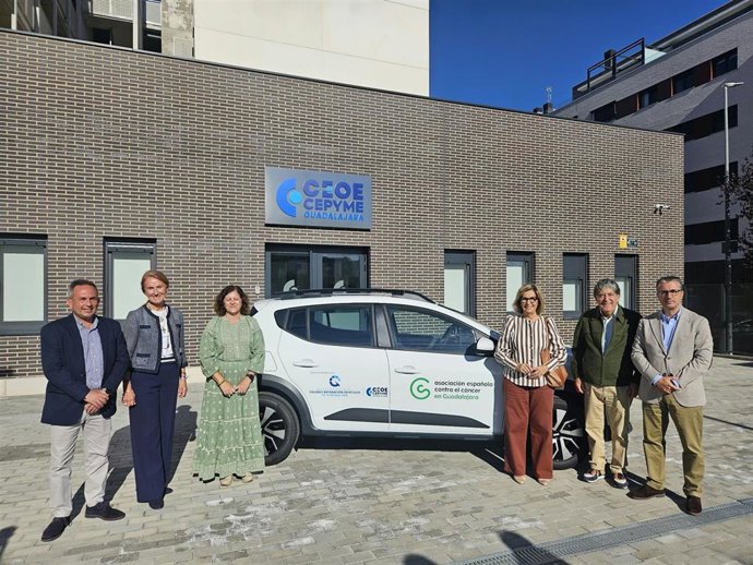 Entrega del vehículo a la AECC.