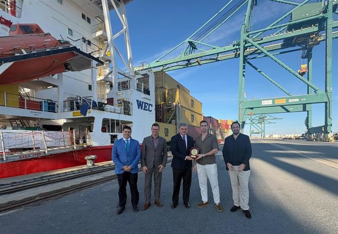 Presentación de la nueva conexión marítima regular de contenedores con el norte de Europa operada por la naviera WEC Lines en el Puerto de Huelva.