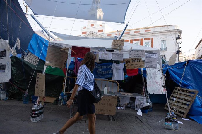 Acampada por la vivienda, en la Puerta del Sol, a 15 de octubre de 2026, en Madrid (España). La Policía Municipal ha impuesto ya unas 180 sanciones en el entorno de la acampada de la Puerta del Sol, concretamente unas 76 por consumo de alcohol o de drogas