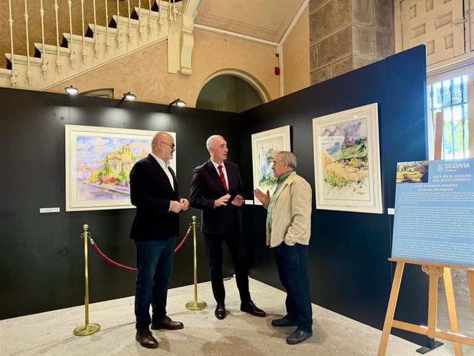 El concejal de Cultura, Juan Carlos Monroy (izda); el alcalde Mazarías y el artista José Antonio Regidor