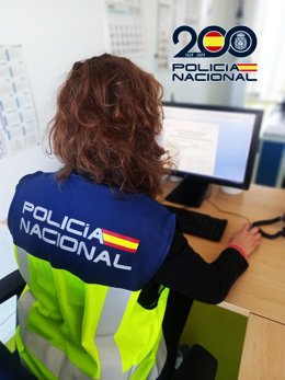Archivo - Agente de delitos informáticos de la Policía Nacional de Albacete.