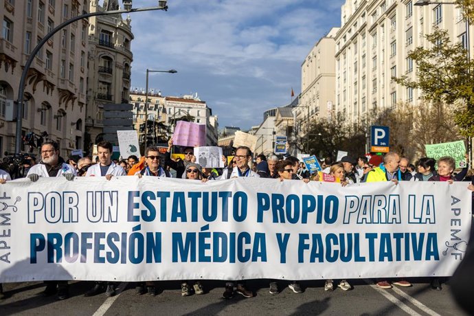 Archivo - Arquivo - Várias pessoas durante uma manifestação, em 9 de dezembro de 2025, em Madri (Espanha). A Confederação Espanhola de Sindicatos Médicos (CESM) e o Sindicato Médico Andaluz (SMA) convocaram quatro dias de greve nacional a partir desta ter