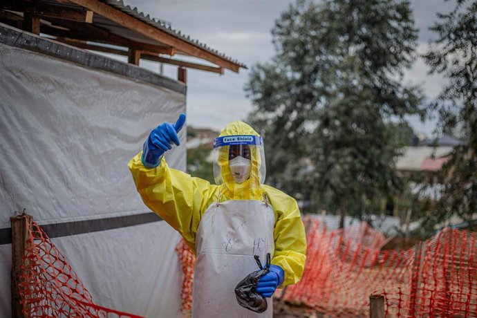 Trabajador sanitario en un centro de salud en Bunia, en el este de República Democrática del Congo (RDC), en medio del brote de ébola declarado en mayo (archivo)
