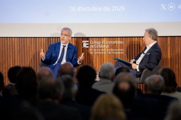 El presidente y consejero delegado de Aena, Maurici Lucena, junto al decano del CEC, Carles Puig de Travy, este viernes en Barcelona.
