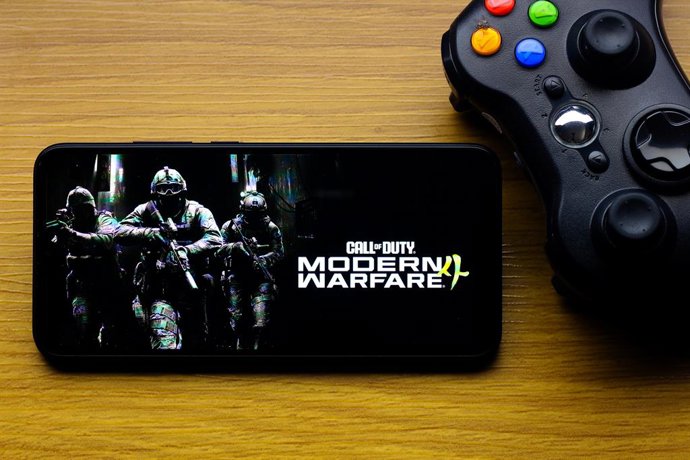12 de outubro de 2026, Canadá: Nesta ilustração fotográfica, o logotipo do jogo Call of Duty: Modern Warfare 4 aparece exibido na tela de um smartphone ao lado de um controle de videogame do Xbox.