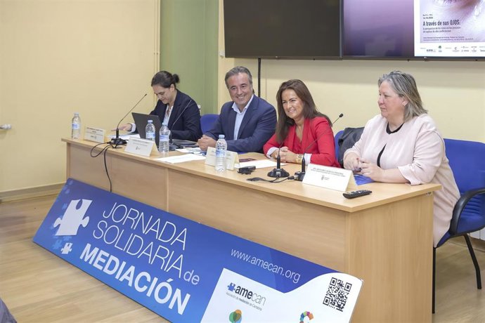 La consejera de Familias, Begoña Gómez del Río, en la X Jornada Solidaria de Mediación organizada por el Ayuntamiento de Camargo y la Asociación de Mediación de Camargo