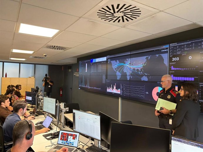 El jefe de la Comissaria General de Tecnologies de la Informació i la Comunicació de los Mossos, el comisario Miquel Àngel Garcia Alvira, y la directora de la Agència de Ciberseguritat de Catalunya, Laura Caballero