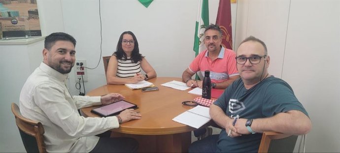 El portavoz de IU en Sevilla, Ismael Sánchez, en una reunión con el Servicio municipal de Promoción de la Salud.