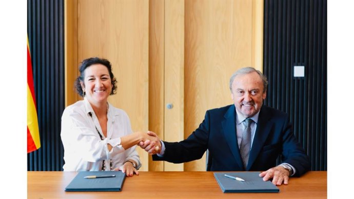 La consellera de Economía y Finanzas de la Generalitat, Alícia Romero, y el presidente del Racc, Josep Mateu