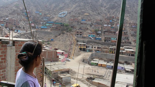 Barrio de viviendas vulnerables en Perú.
