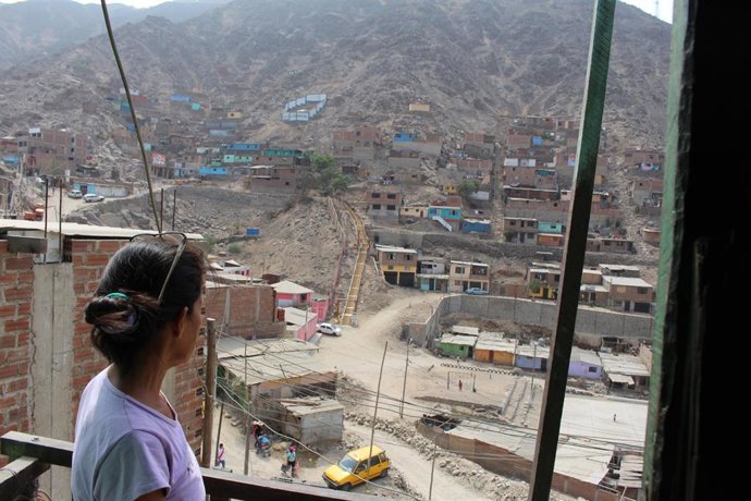 Barrio de viviendas vulnerables en Perú.