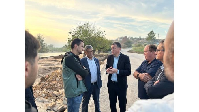El conseller de Agricultura, Ganadería, Pesca y Alimentación de la Generalitat, Òscar Ordeig, junto a afectados por la DANA