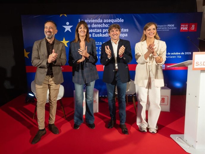 Los dirgentes socialistas Denis Itxaso, Idoia Mendia, Eneko Andueza y Ane Oyarbide, en un acto sobre vivienda en San Sebastián