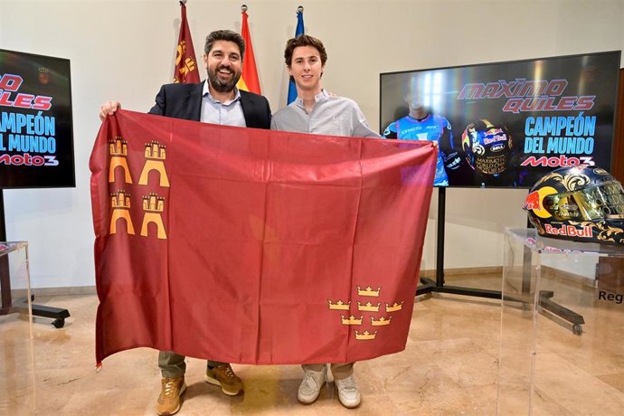 El presidente de la Región de Murcia, Fernando López Miras, y el piloto murciano Máximo Quiles, campeón del mundo de Moto3 tras su victoria el pasado domingo en el Gran Premio de Indonesia