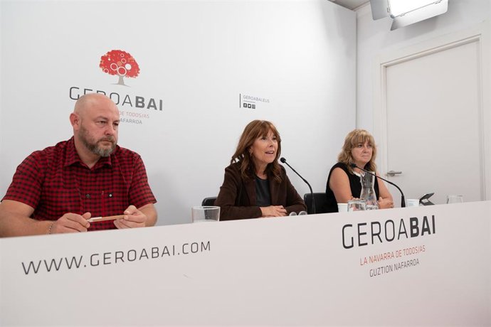 La candidata de Geroa Bai a la Presidencia del Gobierno de Navarra, Uxue Barkos, en una sesión de trabajo con miembros de la coalición.
