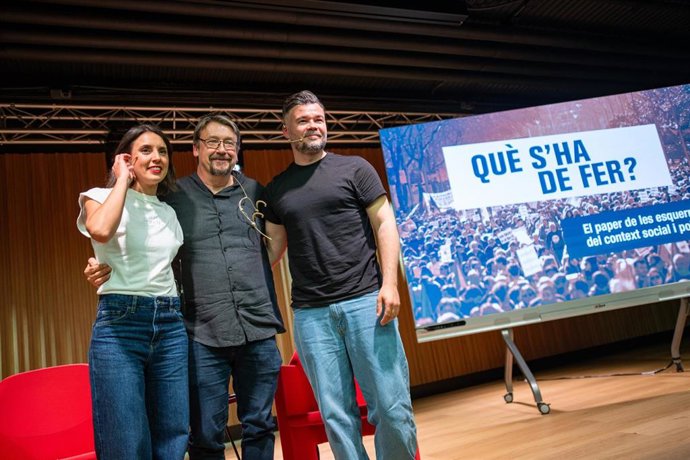 Archivo - El portavoz de ERC en el Congreso, Gabriel Rufián (d) y la secretaria política de Podemos, Irene Montero (i), durante el diálogo 'Què s'ha de fer?', moderada por Xavier Domènech (c), a 9 de abril de 2026, en Barcelona, Catalunya (España).