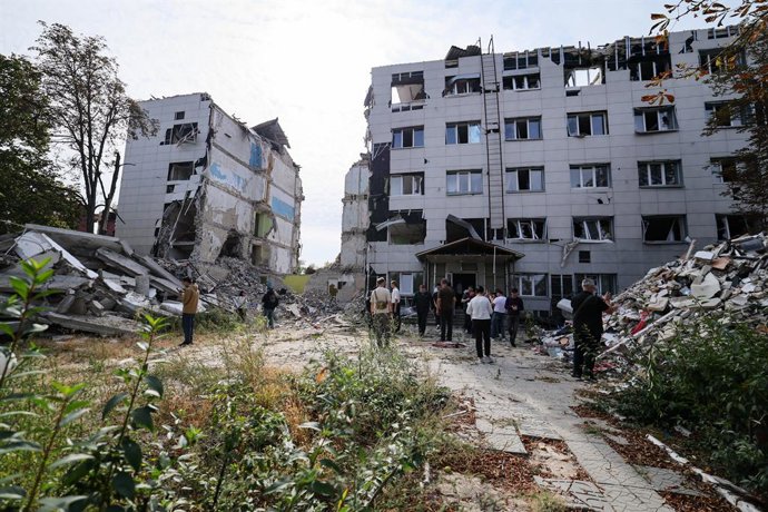 RÚSSIA, REPÚBLICA POPULAR DE LUGANSK – 23 DE SETEMBRO DE 2026: Jornalistas estrangeiros observam o local do ataque com drones ucranianos ocorrido em 22 de maio contra o dormitório da Escola Profissional de Starobelsk, vinculada à Universidade Pedagógica E