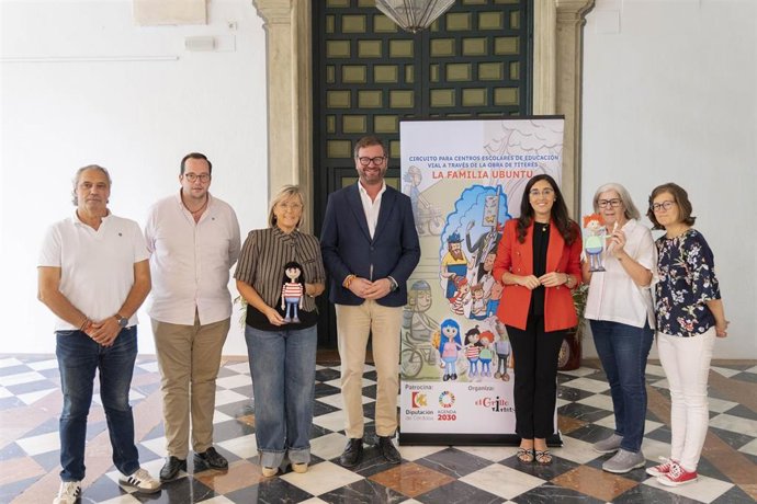 El delegado de Deportes y Protección Civil de la Diputación, Antonio Martín (centro), en la presentación del proyecto 'Circuito de educación vial a través de un obra de títeres'.